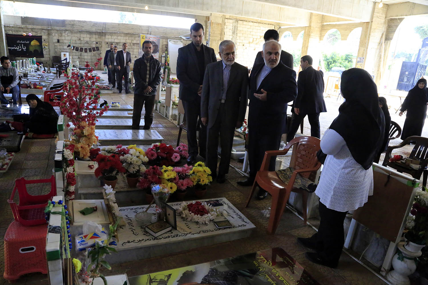 وفد من وزارة الخارجية الايرانية يزور ضريح الشهيد عماد مغنية